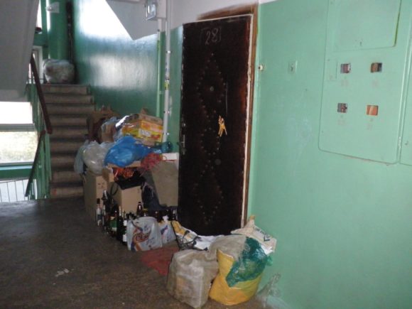 les voisins jonchent le porche