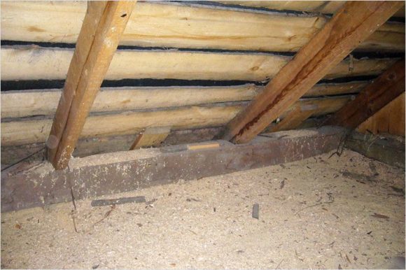 isoler le plafond avec de la sciure