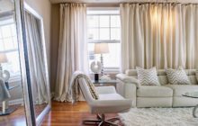 Sélection de rideaux dans le salon par la couleur du papier peint et des meubles